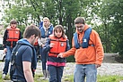 Einsteigen der Kinder in die Boote