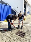 Jugendliche bei der Ausbildung zur Wasserversorgung