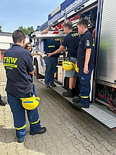 Jugendliche bei der Ausbildung zur Wasserversorgung