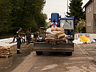 Transport von Sandsäcken mit dem Telestapler