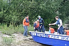 Einsteigen der Kinder in die Boote