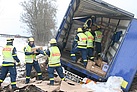 Ausladen der Nüsse aus dem verunglückten LKW