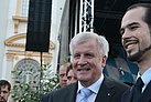 Horst Seehofer beim Gespräch mit Helfern