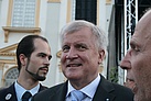 Horst Seehofer beim Gespräch mit Helfern