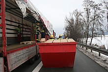 Umladen der Nüsse auf einen Ersatz LKW