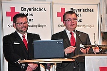 Jürgen Zosel (links) und Bernhard Heuschneider zeigten die Entwicklung des Roten Kreuzes insbesondere im Landkreis auf.